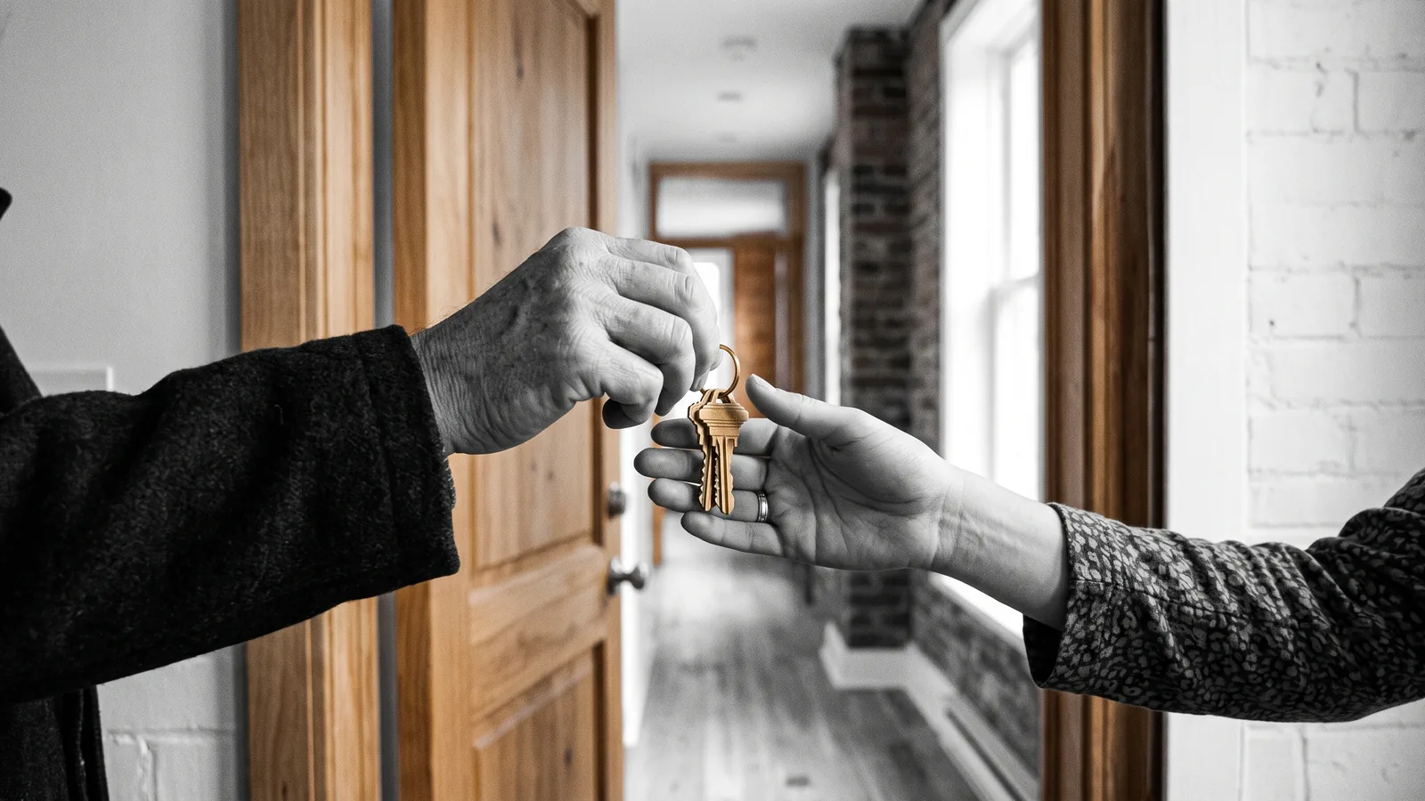 Remise cordiale de cles en laiton dans un logement renove, optimisation des revenus locatifs